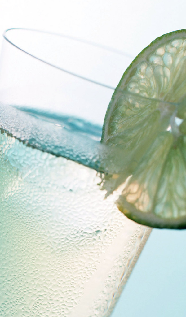 Прохладный напиток с лимоном