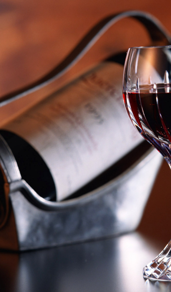 Бутылка и бокал вина