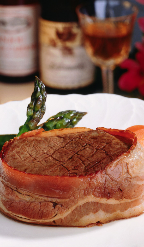 Большой кусочек жаренного мяса