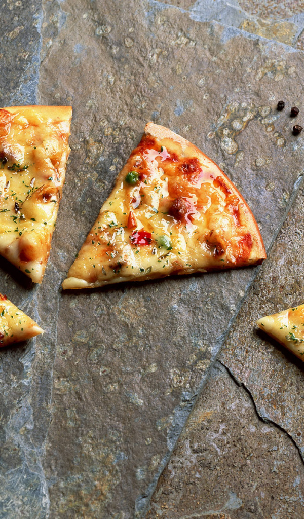 Аппетитные кусочки пиццы