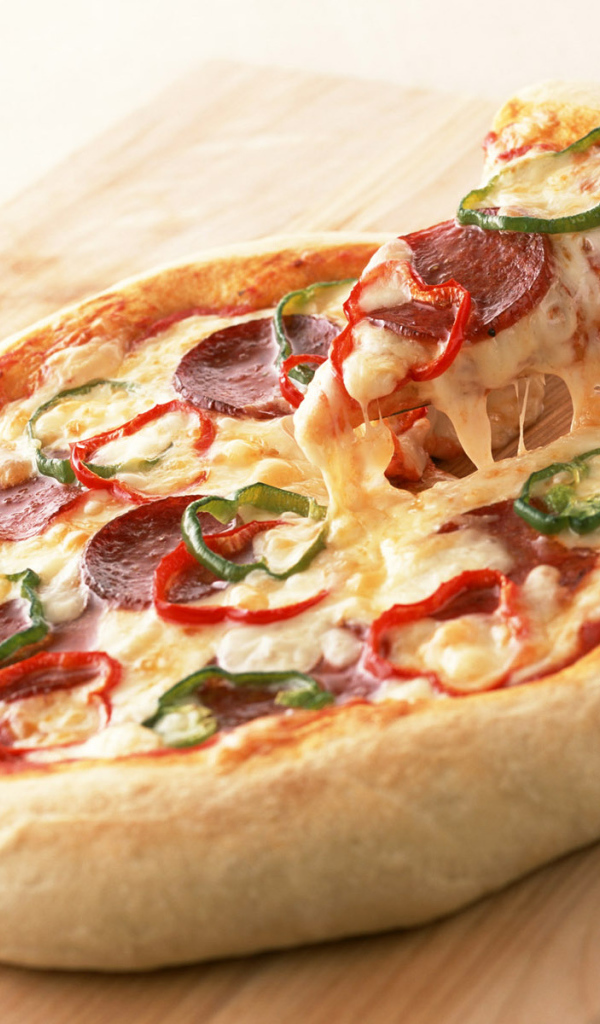 Пицца с колбасой