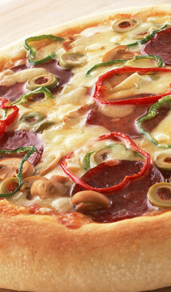 Пицца с колбасой и перцем