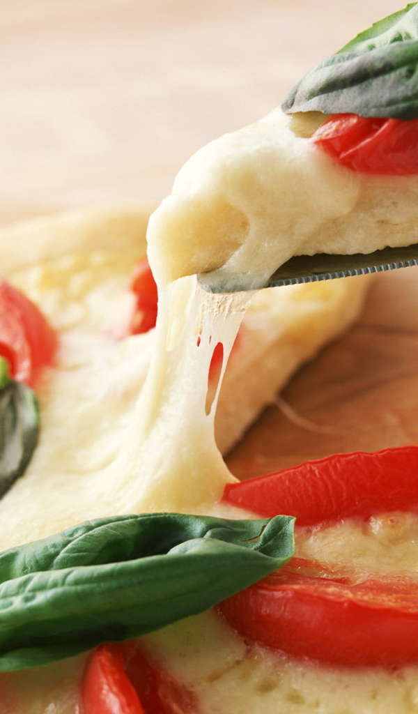 Пицца с кусочками помидора