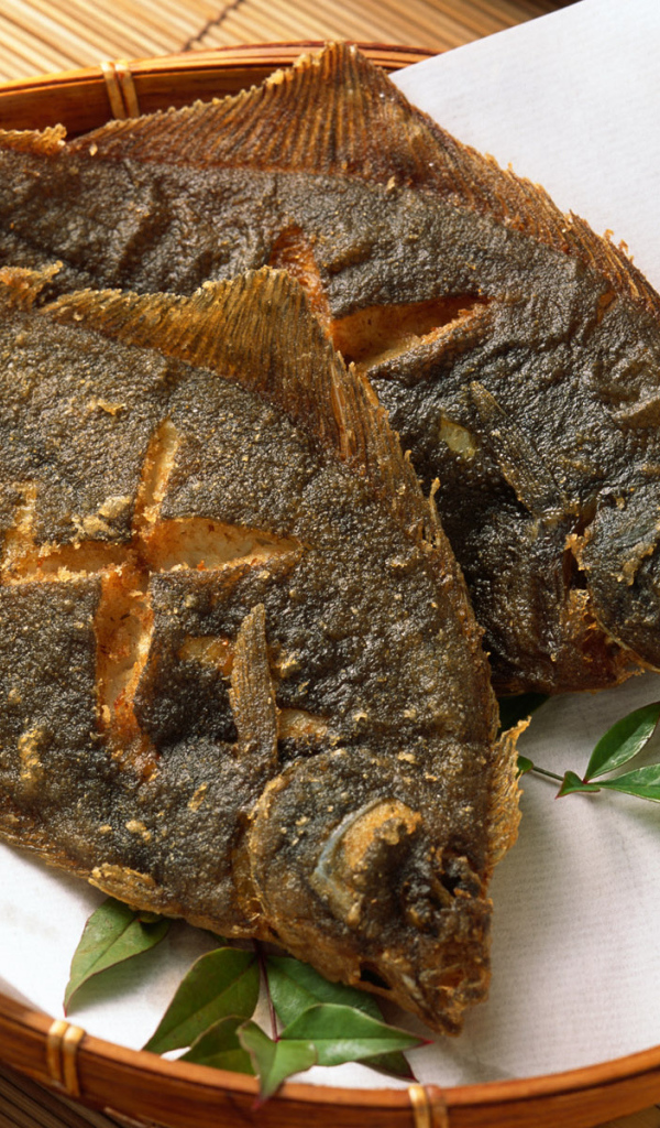 Обжаренная в масле камбала