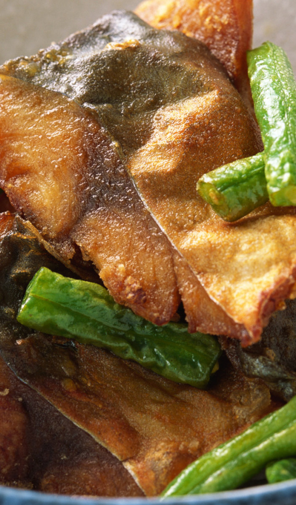 Кусочки рыбы приправленные фасолью