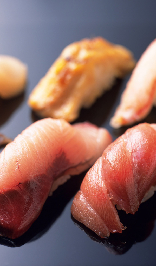 Сырые кусочки рыбы