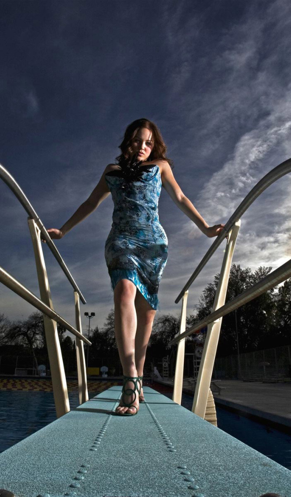 Красавица у бассейна