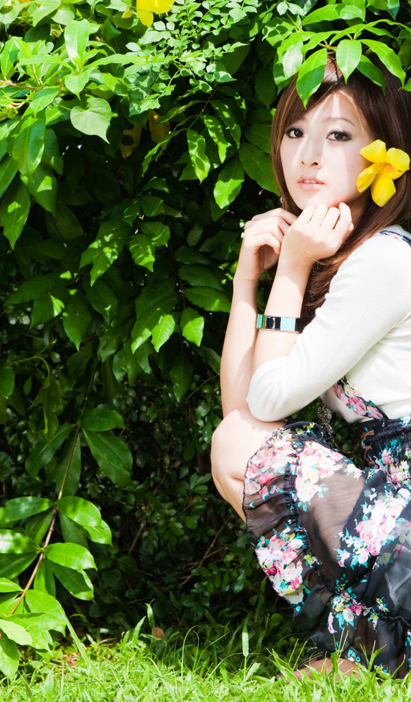 Девушка в саду