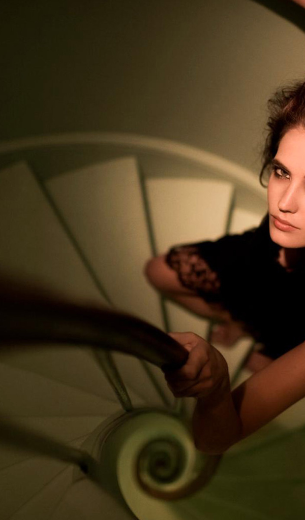 Девушка на лестнице