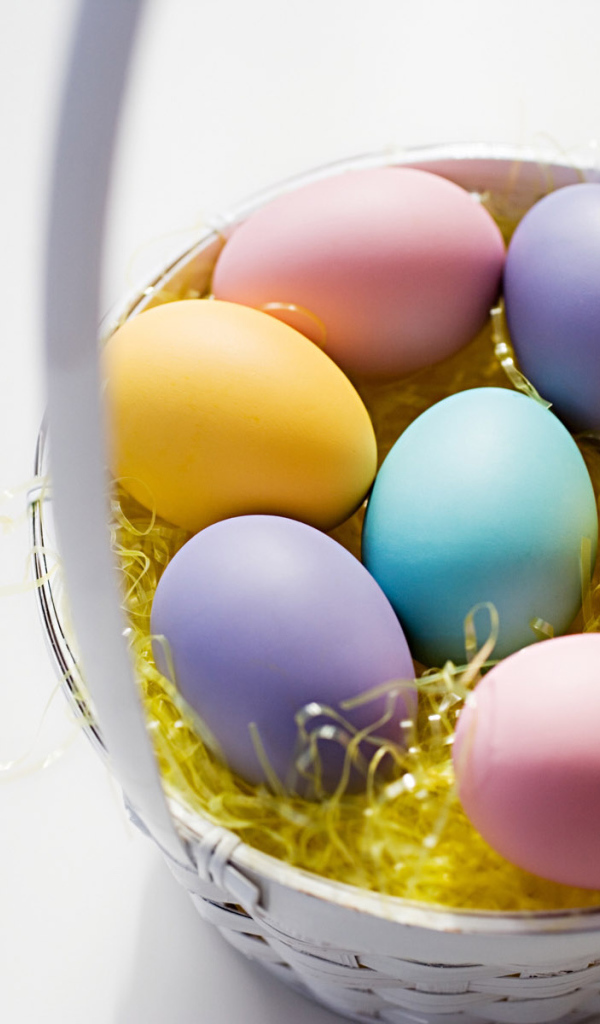 Корзинка с пасхальными яичками