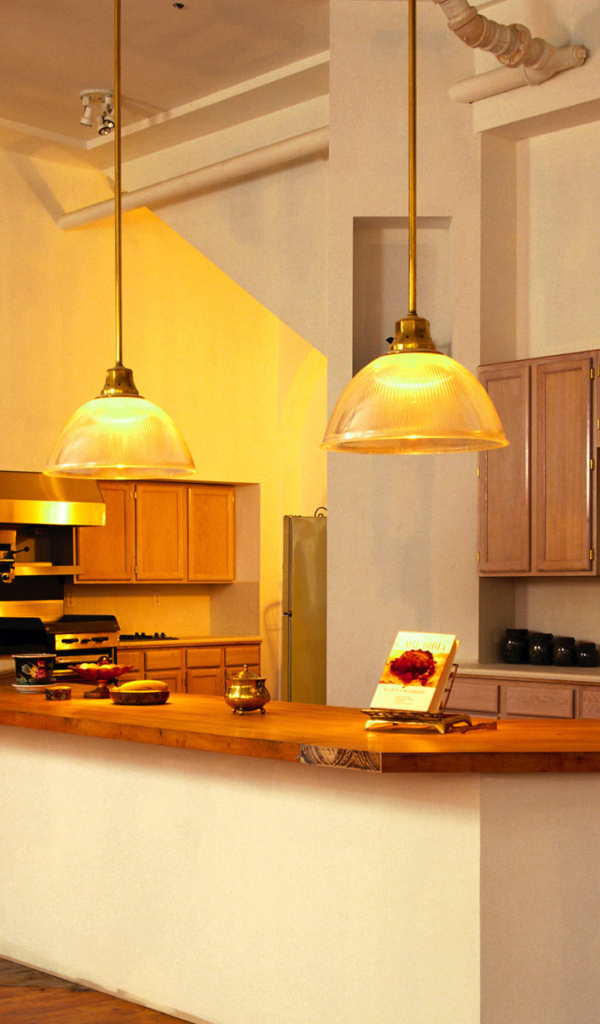 Большая светлая кухня