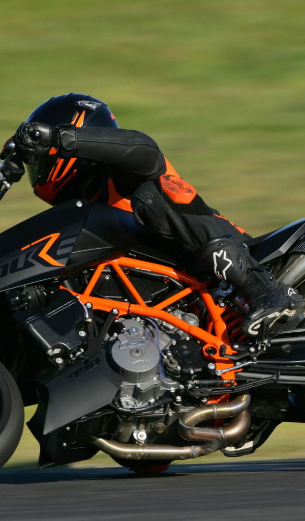 На огромной скорости