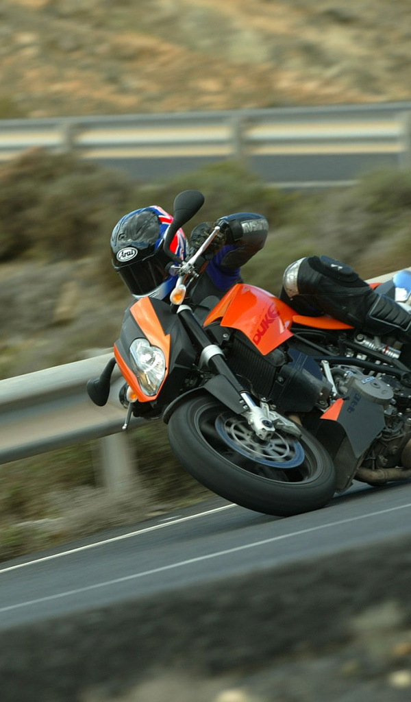 Спортивный байк на дороге