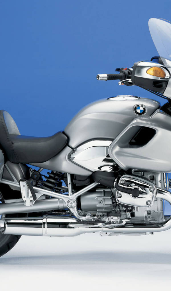 Серый мотоцикл BMW