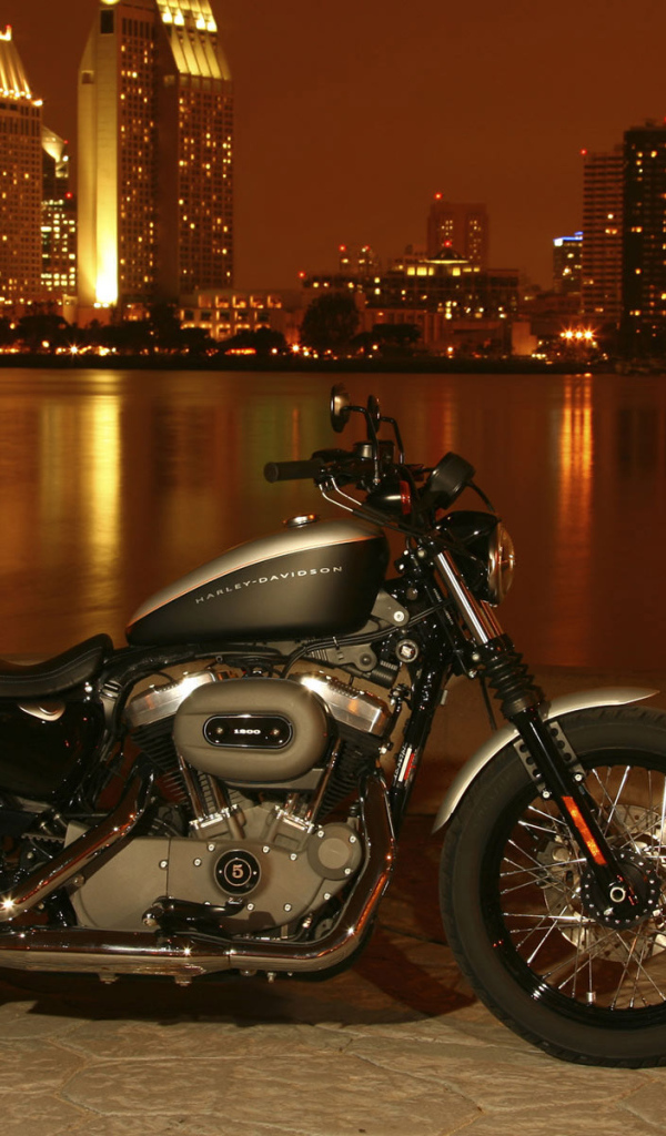 Harley Davidson в ночном городе