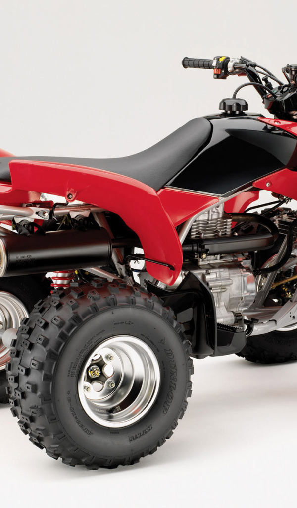 Красный спортивный Honda квадроцикл