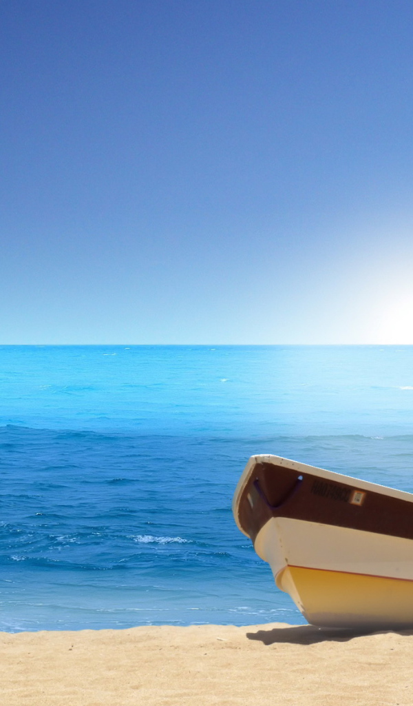 Лодка на морском пляже