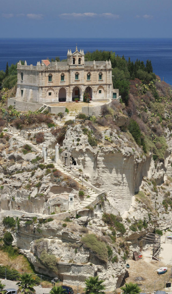 Замок на берегу моря