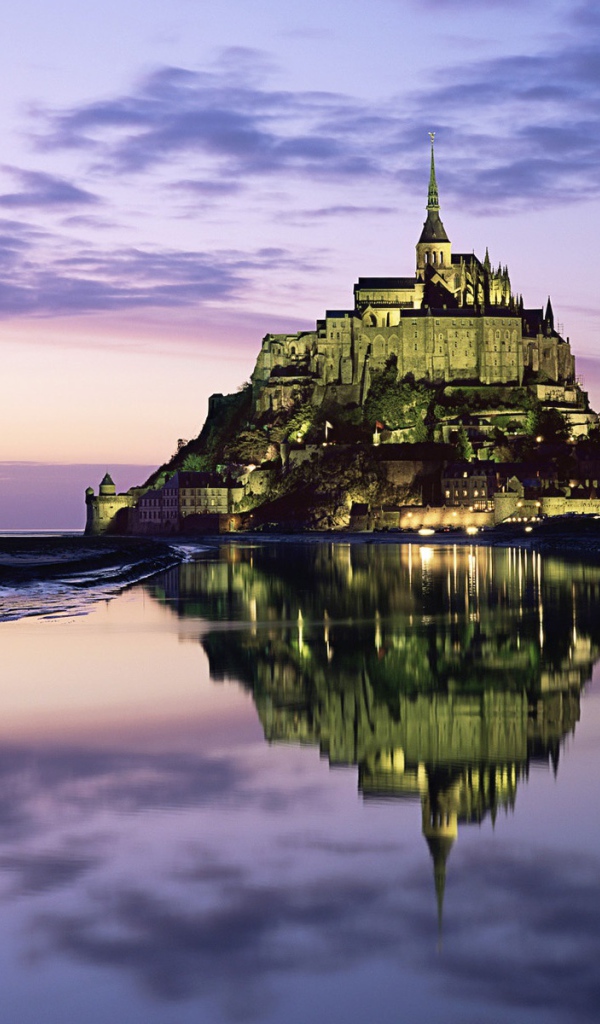 Замок на берегу моря