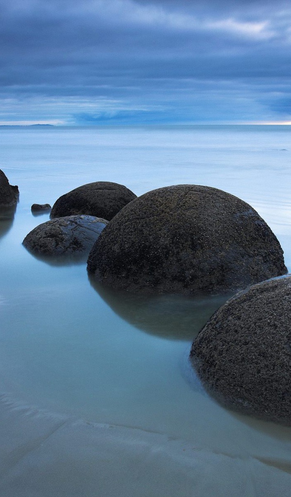 Круглые камни на берегу