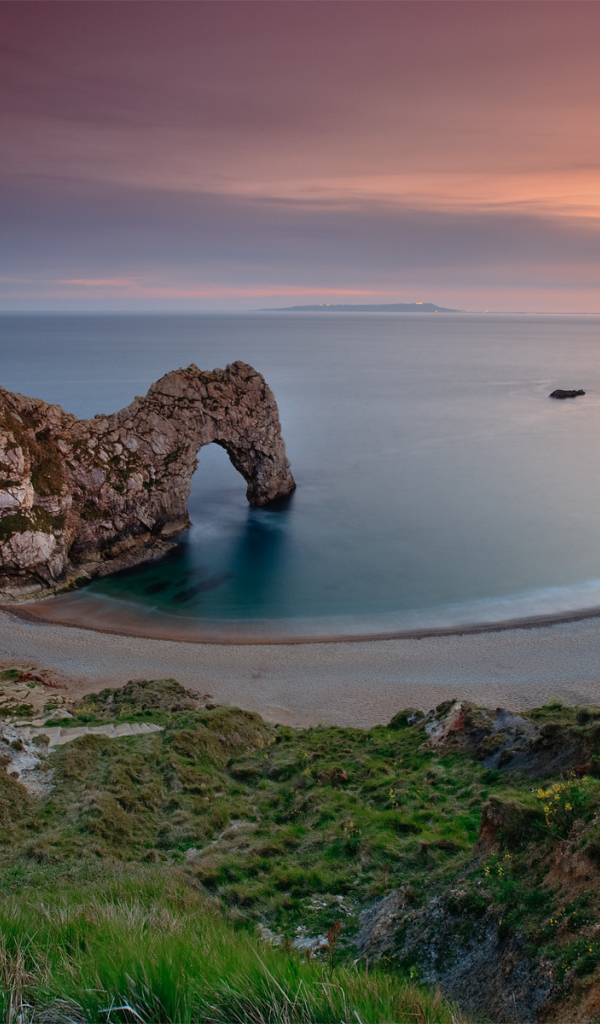 Каменная арка на пляже