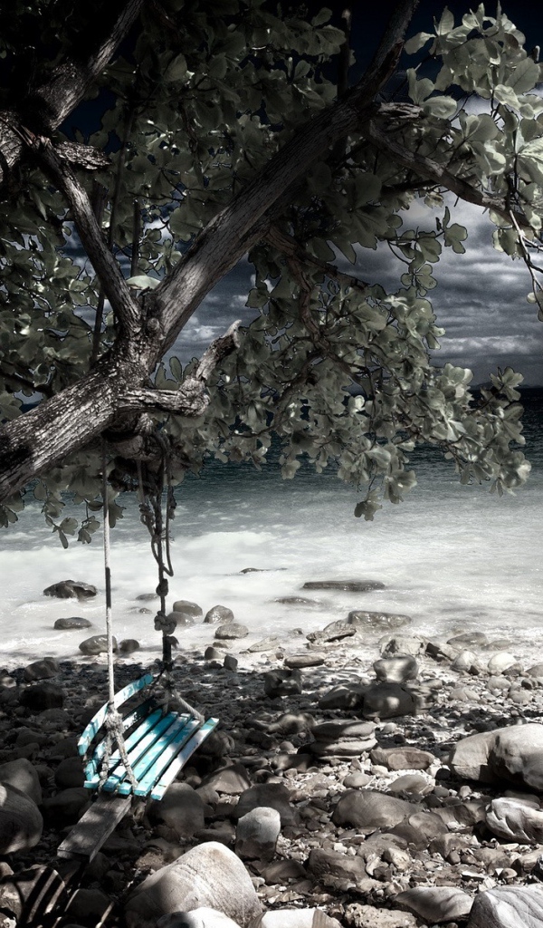 Качели на берегу моря