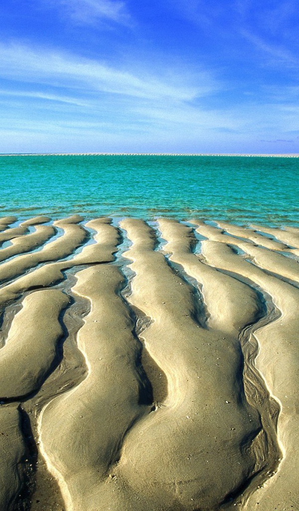 Волнистый песчаный берег