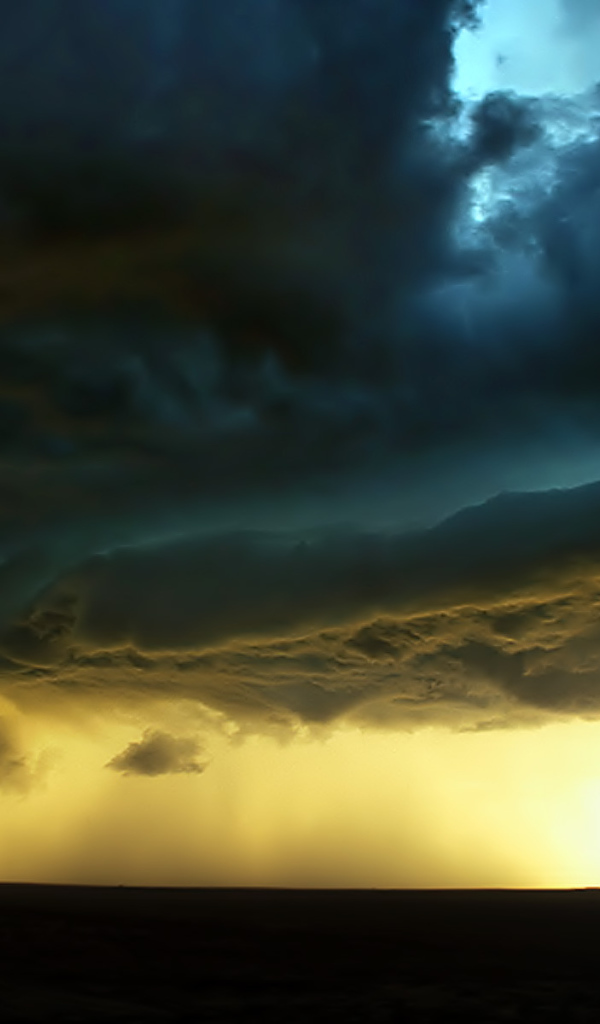 Грозовые тучи на закате