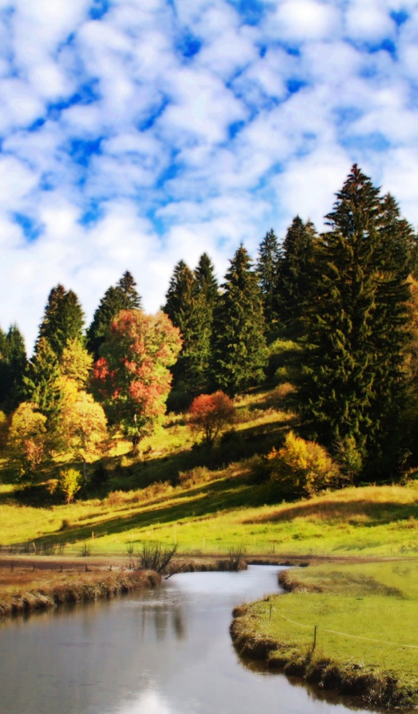 Облака над холмом