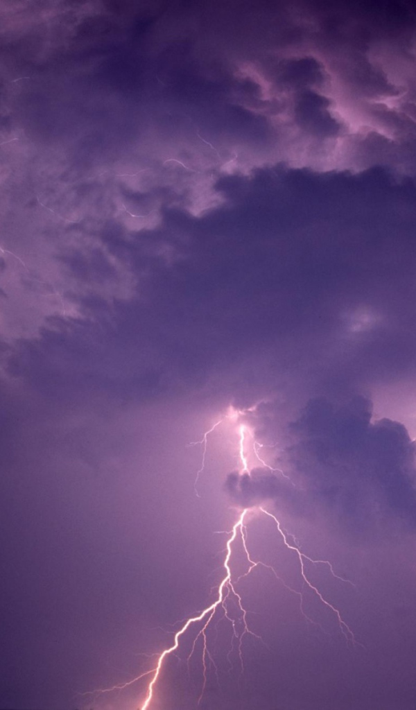 Яркая вспышка молнии