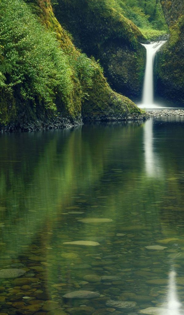 красивый водопад