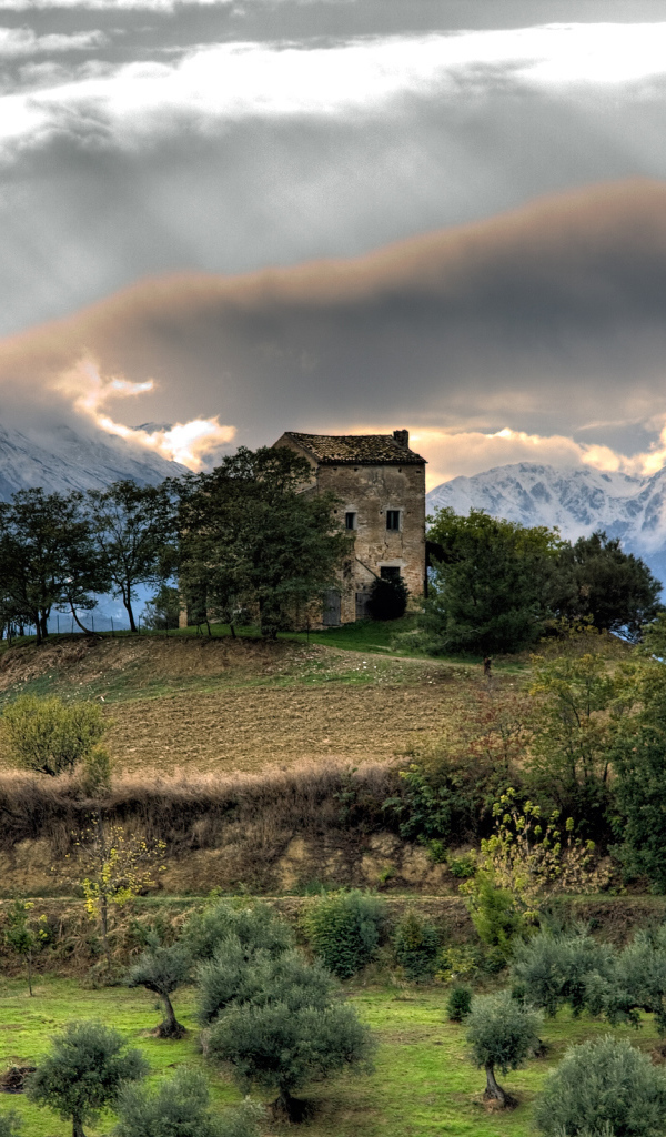 Дом среди высоких гор