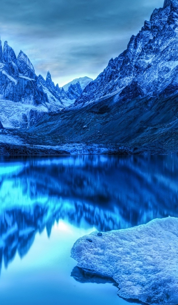 Чистое озеро высоко в горах