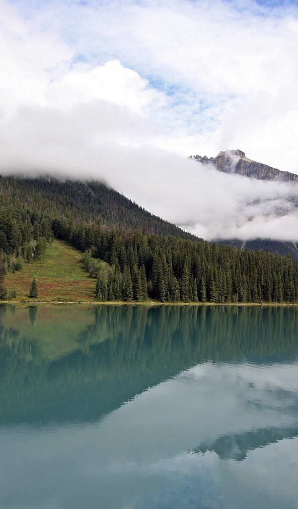Кристально чистое озеро