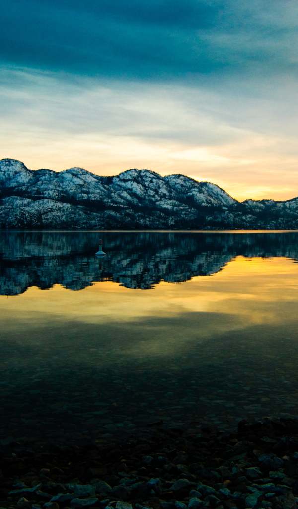 Заснеженные горы у озера