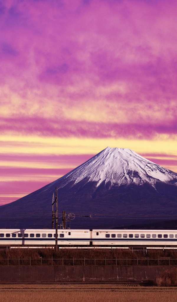 Заснеженная верхушка горы