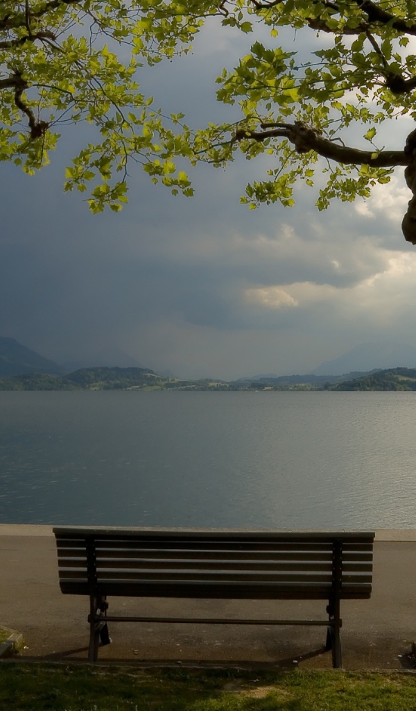 Спокойное озеро у подножия гор