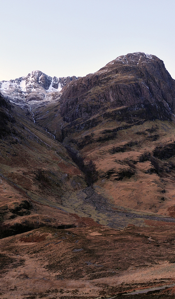 Долина у подножия гор