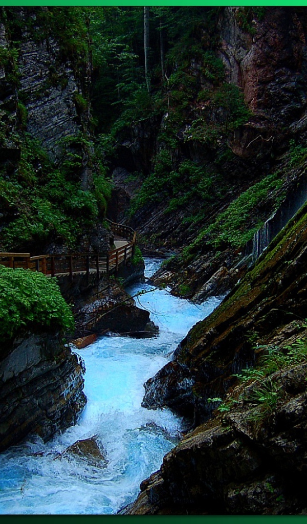 Дорожка вдоль горной реки