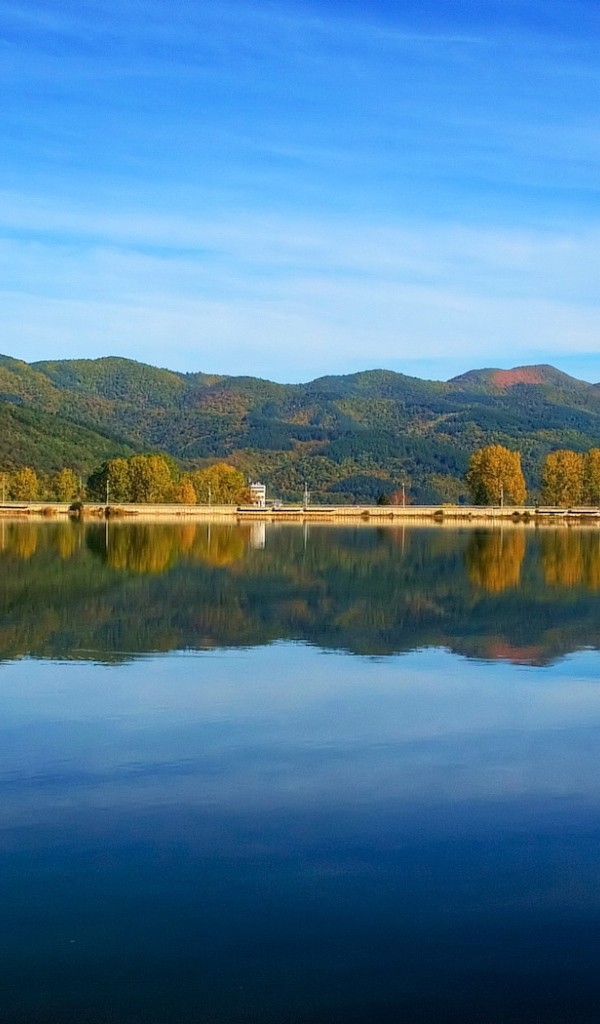 Спокойное озеро