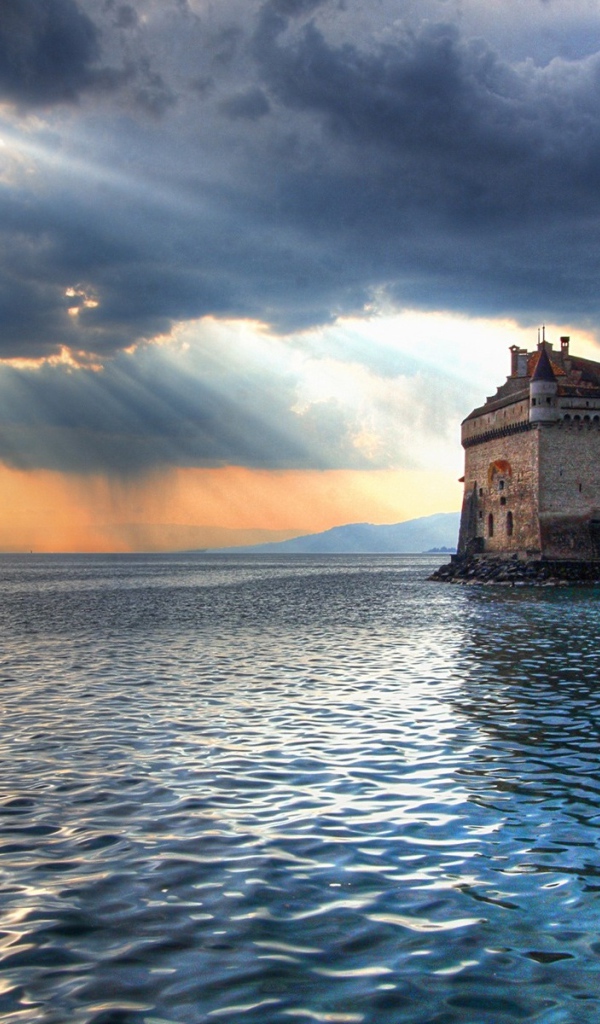 Замок на берегу моря