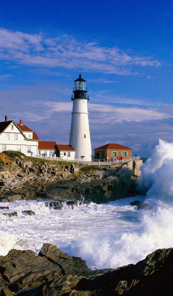 волны у маяка