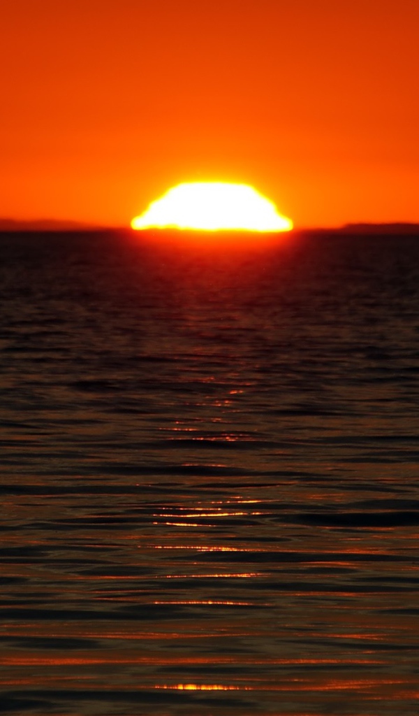 Большое солнце на закате