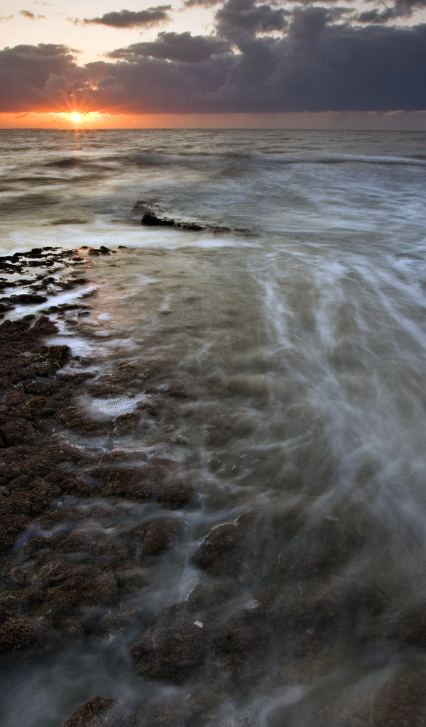 Омывающиеся морем камни