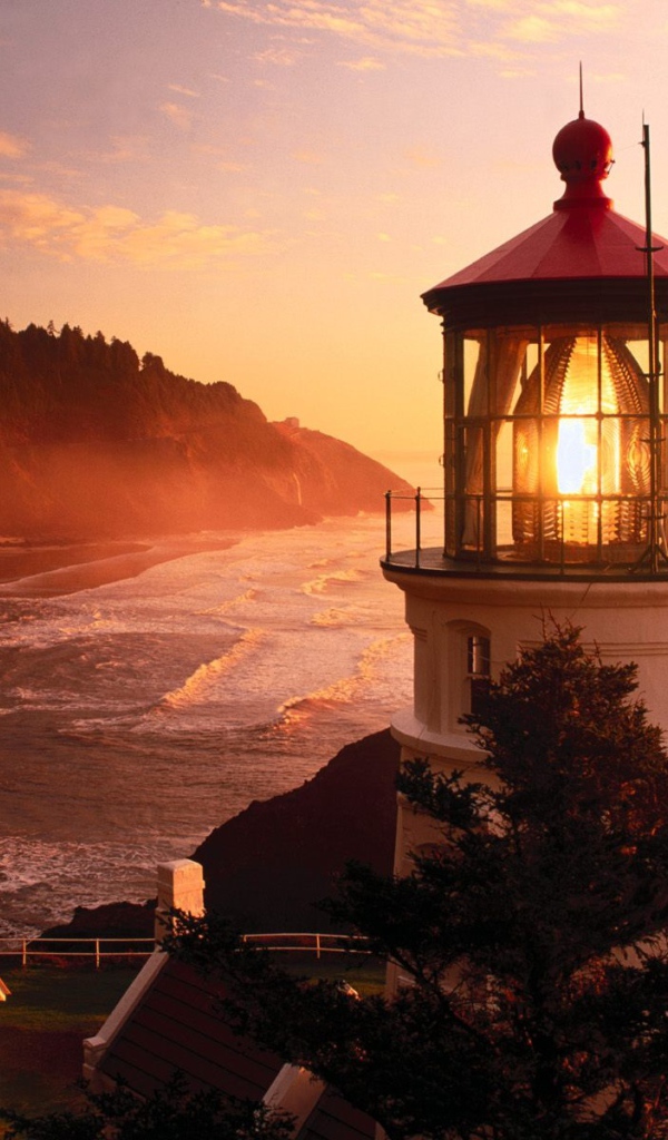 Свет маяка на закате