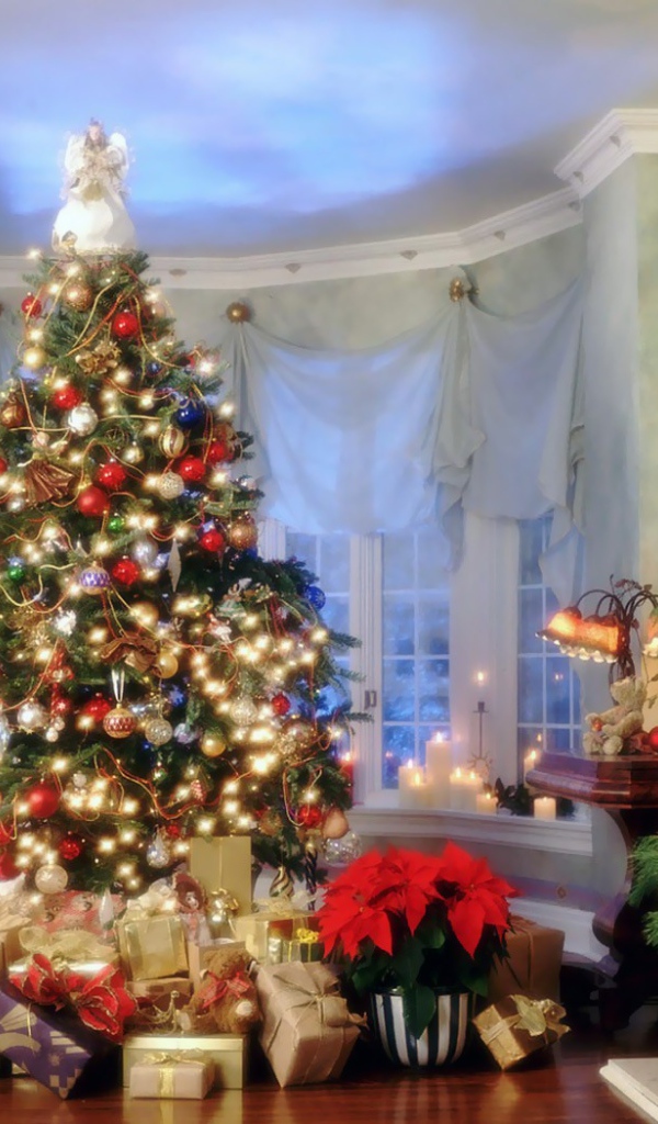 Красивая елка с подарками