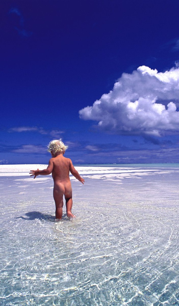 малыш на пляже