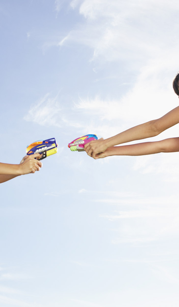 Девченки с водяными пистолетами