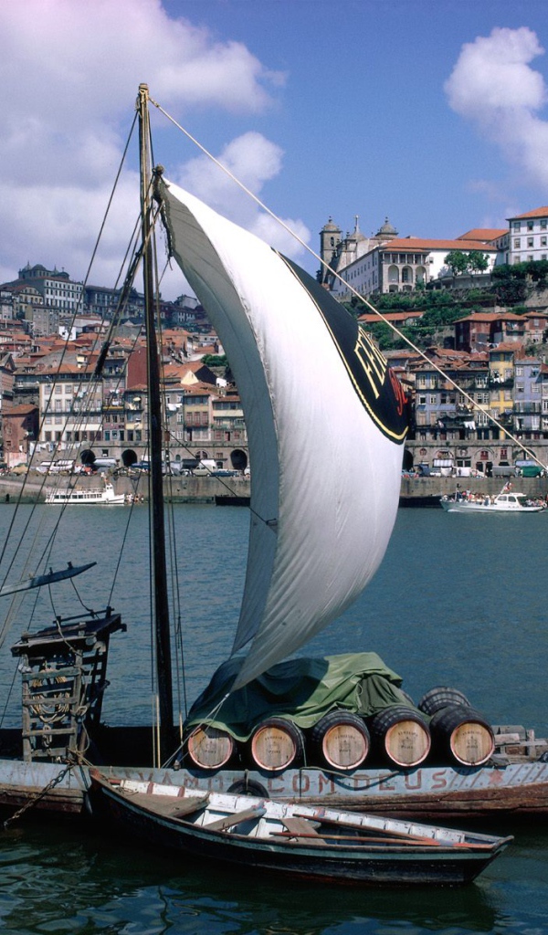 Красивый парусник