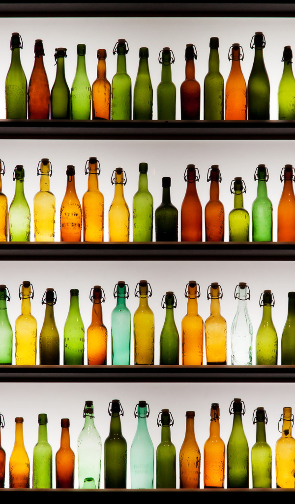 Бутылки на полках